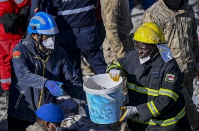 أحد أعضاء فريق الإنقاذ السوادني المبتعث إلى تركيا يساعد في إنقاذ ضحايا الزلزال