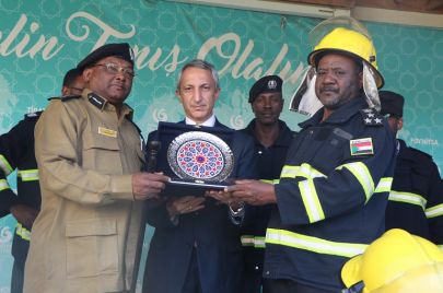 السفير التركي في الخرطوم يكرم الفريق السوداني الذي ساعد في عمليات الإنقاذ عقب الزلزال المدمر الذي ضرب مناطق واسعة من البلاد