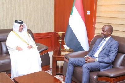 عضو السيادي الهادي إدريس والسفير القطري لدى السودان 