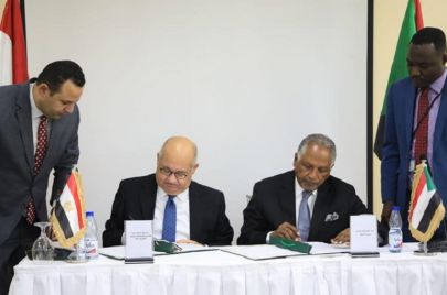 التوقيع على الاتفاق بين الجانبين السوداني والمصري في الخرطوم اليوم 