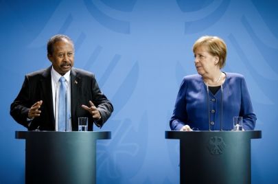 رئيس الوزراء السوداني السابق والمستشارة الألمانية أنجيلا ميركل