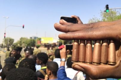 متظاهر يستعرض رصاصات حية أطلقت على المحتجين في تظاهرات رافضة للحكم العسكري في السودان