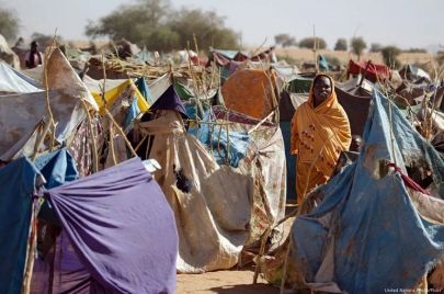 يقيم العديد من المواطنين بمعسكرات النزوح منذ اندلاع الحرب في إقليم دارفور