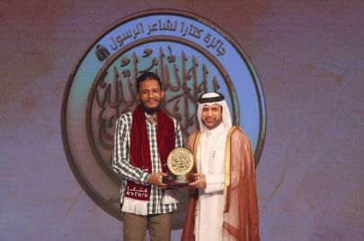 الشاعر السوداني عبدالحميد حسن عبدالله يتسلم جائزة المركز الأول في الشعر الفصيح (كتارا/تويتر)