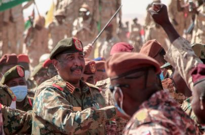 البرهان وسط جنود وضباط من الجيش السوداني