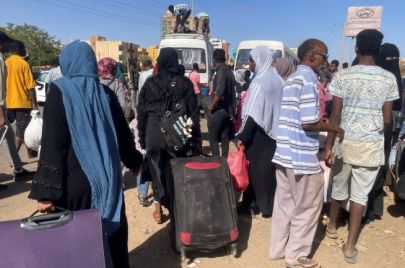 مواطنون يستعدون للنزوح خارج الخرطوم بسبب الاشتباكات