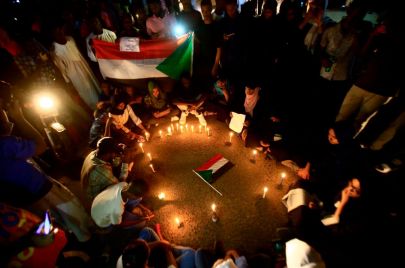 محتجون يحيون ذكرى الاعتصام في الخرطوم (أرشيفية/غيتي)