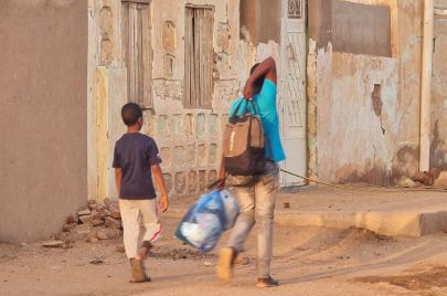 ما تزال العديد من الأسر تغادر العاصمة الخرطوم مع اشتداد الاشتباكات بين الجيش والدعم السريع (Getty)