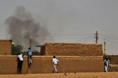 استعرت الاشتباكات في العاصمة الخرطوم منذ اليوم الثاني لعيد الأضحى المبارك (Getty)