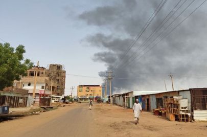 يعيش المواطنون في العاصمة الخرطوم في ظروف صعبة للغاية مع استمرار الاشتباكات العنيفة بين الجيش السوداني وقوات الدعم السريع (Getty)