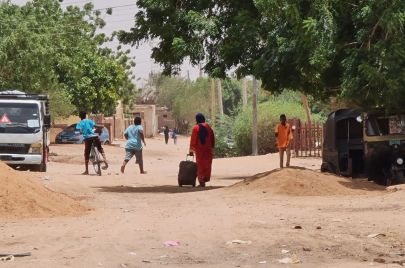 ما يزال العديد من المواطنين يغادرون العاصمة الخرطوم مع استمرار المعارك بين الجيش والدعم السريع (Getty)