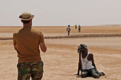 مهاجرون سودانيون على الحدود الليبية التونسية (Getty)