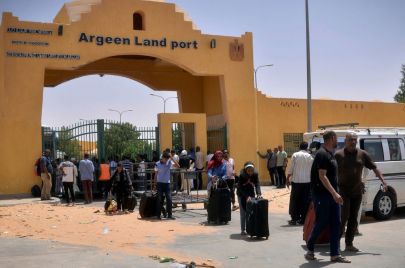 غادر مئات الآلاف من السودانيين إلى مصر عبر المعابر البرية شمالي البلاد (Getty)
