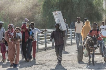 لاجئون سودانيون وإثيوبيون يعبرون الحدود إلى إثيوبيا