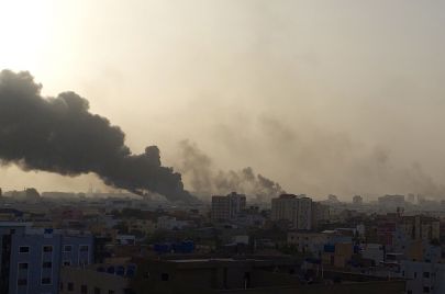 تصاعد دخان في الخرطوم جراء الاشتباكات بين الجيش والدعم السريع