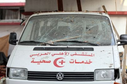 عربة إسعاف محطمة جراء الغارة الإسرائيلية على المستشفى الأهلي المعمداني بغزة