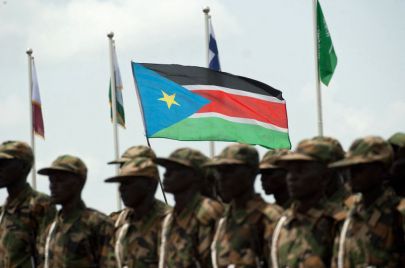 جنود يحملون علم جنوب السودان