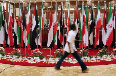 سوداني يمر امام أعلام إيران والسودان
