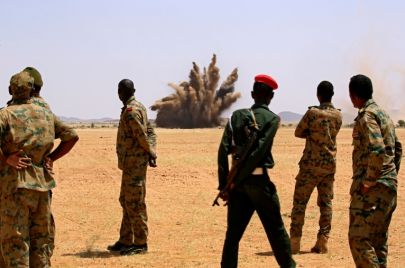 جنود وضابط من الجيش السوداني