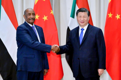 الرئيس الصيني شي جينبينغ مع رئيس مجلس السيادة السوداني عبدالفتاح البرهان