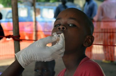 طفل يتلقى تطعيمًا في أحد المراكز الصحية بالسودان