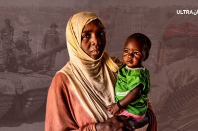 امرأة تحمل طفلها خلال حرب السودان