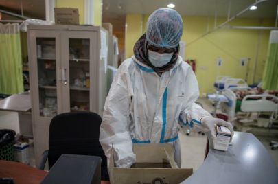 عاملة صحية في معمل بأحد مستشفيات السودان