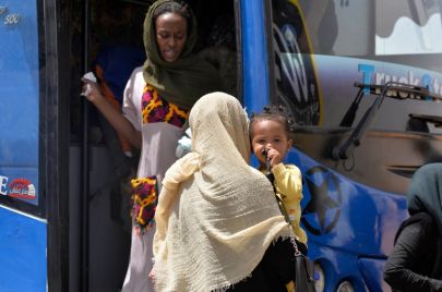 لاجئون سودانيون يتأهبون للصعود على متن بص