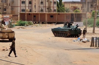 دبابة للجيش السوداني وجنود