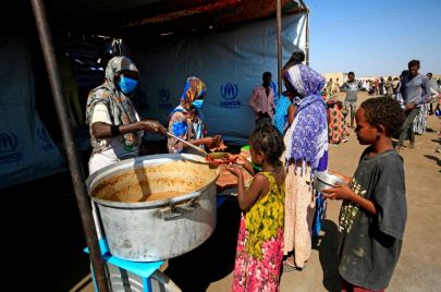 إطعام لاجئين في أحد مخيمات اللجوء في السودان