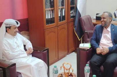 وزير الصحة السوداني والسفير القطري في السودان في لقاء بمدينة بورتسودان