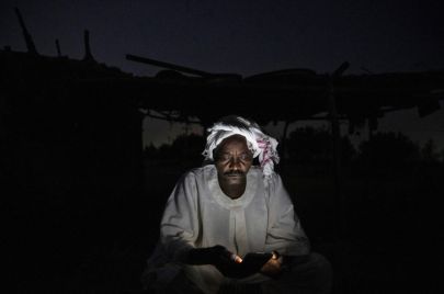 رجل يستخدم هاتفه الجوال في أحد نواحي السودان