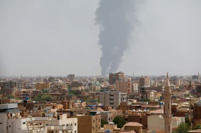 تصاعد أعمدة الدخان في الخرطوم جراء القتال بين الجيش والدعم السريع