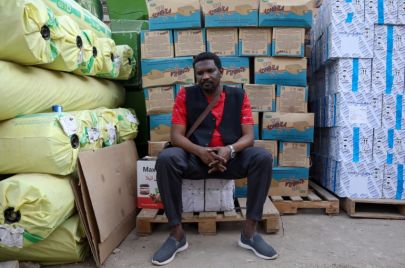 تاجر سوداني ومن خلفه بضائع مصرية ينوي شحنها إلى السودان