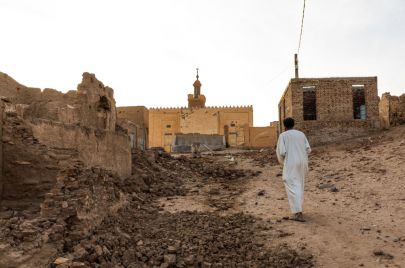 رجل يرتدي جلابية بمدينة الخندق التاريخية في السودان