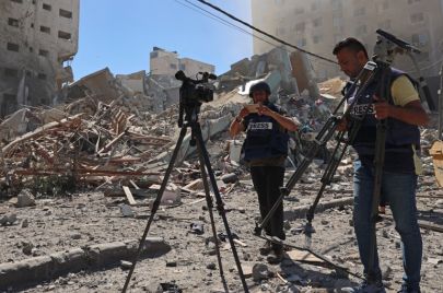 صحفيون بين الأنقاض في قطاع غزة