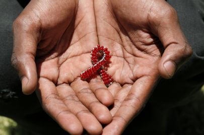 شريط أحمر للتضامن مع مرضى الإيدز
