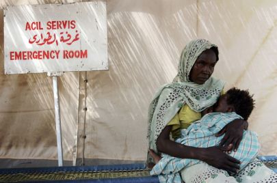 أم وابنتها في أحد المراكز الصحية في دارفور