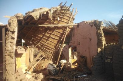 آثار سقوط المقذوف على المنزل في حي النهضة بجنوب الخرطوم
