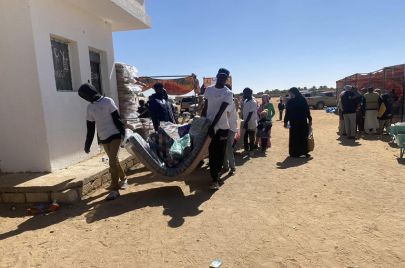 السلطات الليبية توزع مساعدات على اللاجئين السودانيين في مدينة الكفرة