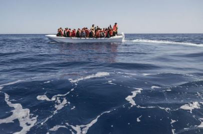 (Getty)قارب يحمل على متنه مهاجرين إلى أوروبا