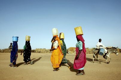 نساء يحملن المياه بمعسكرات النزوح في دارفور