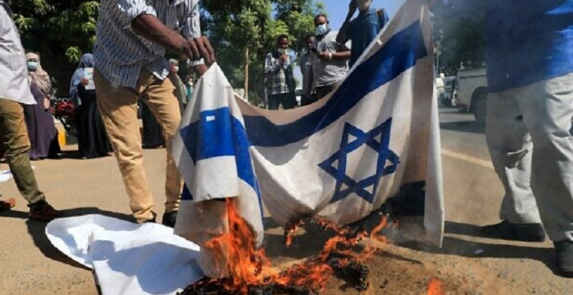 متظاهرون في الخرطوم يحرقون العلم الإسرائيلي (أ ف ب)