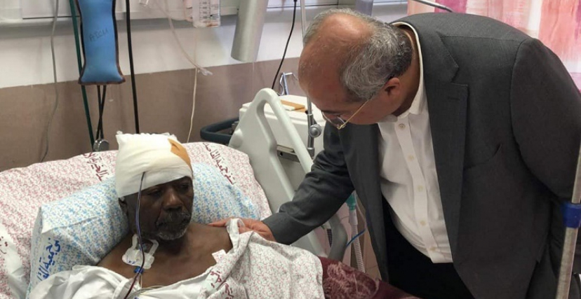 يتلقى الشيخ حسين زكريا العلاج بمستشفى المقاصد حيث زارته العديد من الشخصيات والجهات الفلسطينية (تويتر)