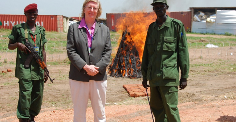 روزاليند ماردسن تشرف على عمليات الدمج والتسريح ضمن اتفاقية السلام الشامل بصفتها سفيرة بريطانيا في السودان في العام 2009 (ويكيبيديا)