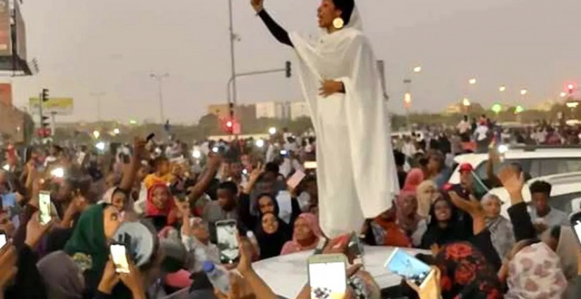انتشرت صورة آلاء صلاح في اعتصام القيادة بسرعة عقب التقاطعها، وعدتها وسائل إعلام أيقونة للثورة السودانية (Lana H Haroun)