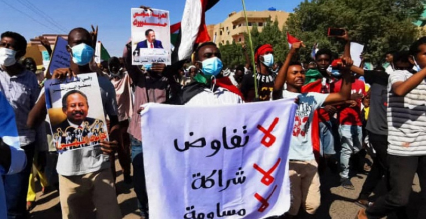 ترفع اللجان شعار اللاءات الثلاث وتطالب بمحاسبة المسؤولين عن الانتهاكات منذ الانقلاب (الجزيرة نت)