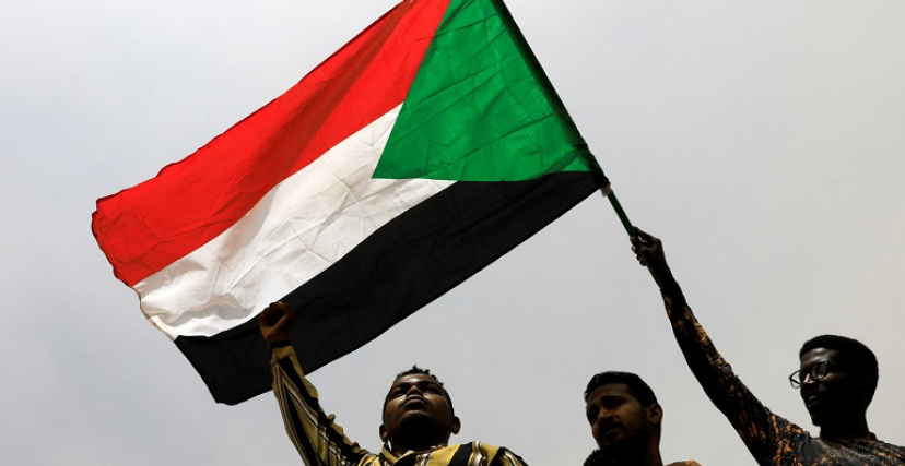 تتواصل الاحتجاجات الجماهيرية التي ترفع شعارات اللاءات الثلاث "لا تفاوض لا شراكة ولا شرعية" (رويترز)
