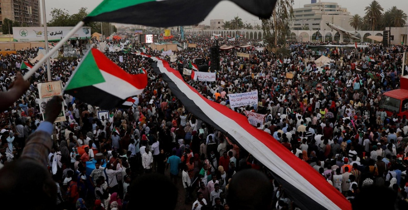 متظاهرون يحملون علم السودان في 30 يونيو 2019 