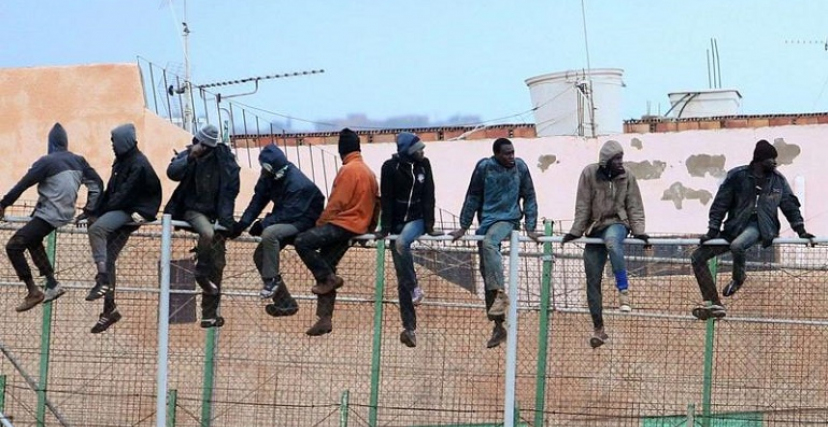 مهاجرون على السياج الحدودي بين المغرب وإسبانيا (أ ف ب)